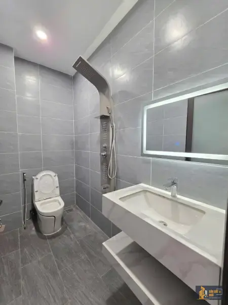 Nhà 1 trệt 2 lầu gần BigC Go Dĩ An