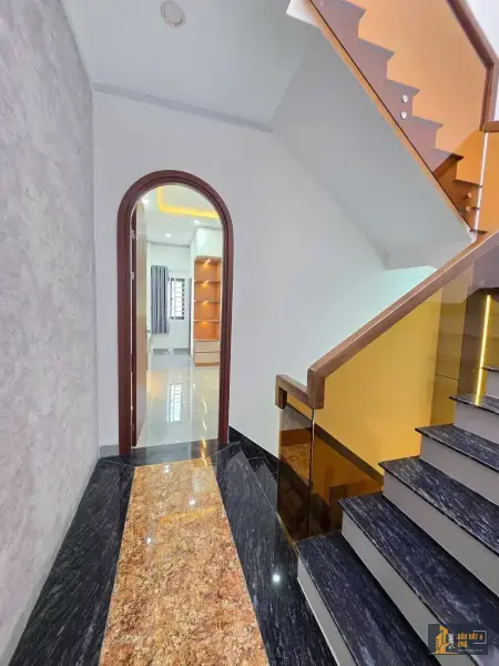 Nhà 1 trệt 2 lầu gần BigC Go Dĩ An