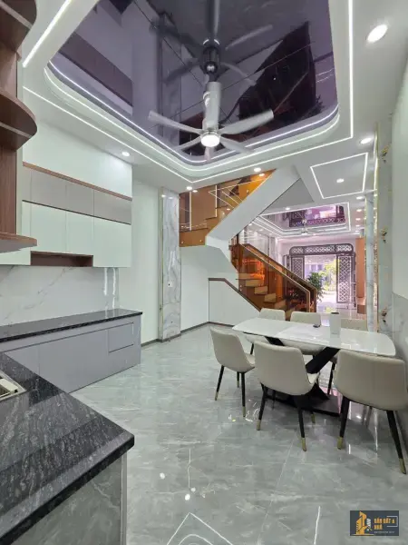 Nhà 1 trệt 2 lầu gần BigC Go Dĩ An