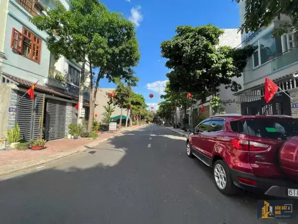 Nhà 1 trệt 2 lầu gần BigC Go Dĩ An