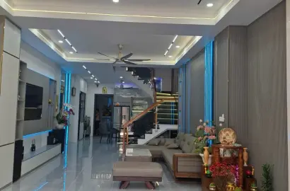 Bán nhà 1 trệt 2 lầu Vincom Dĩ An