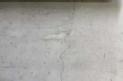 Làm gì khi nhà xây lâu năm xuất hiện nhiều vết nứt?